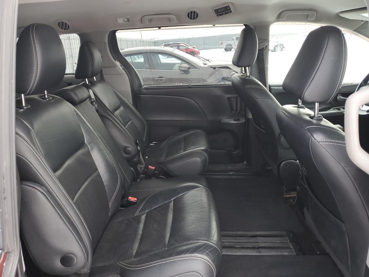 2016 Toyota Sienna - Image 11