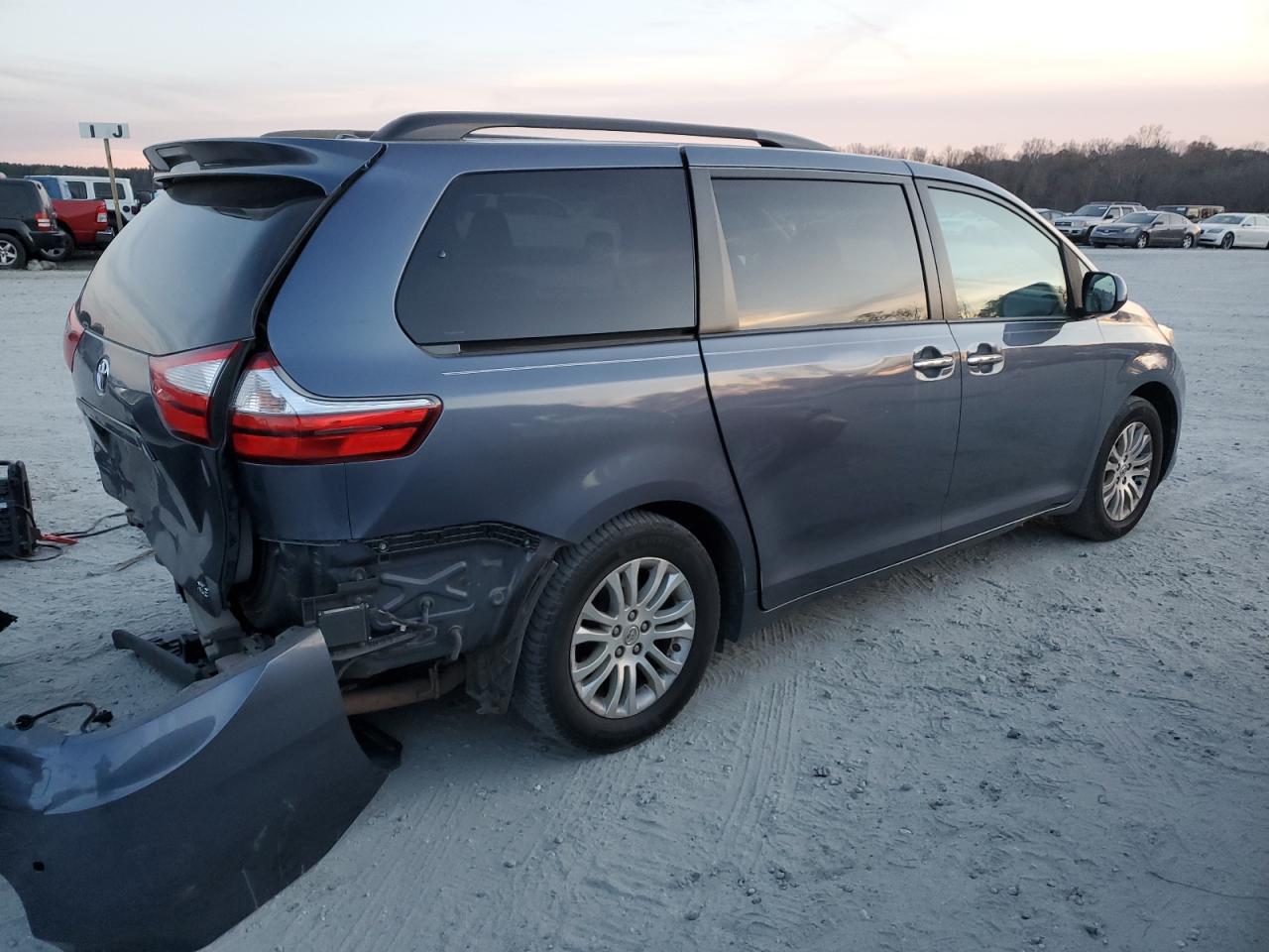 2016 Toyota Sienna - Image 3