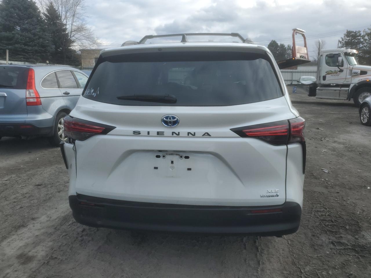 2022 Toyota Sienna - Image 6