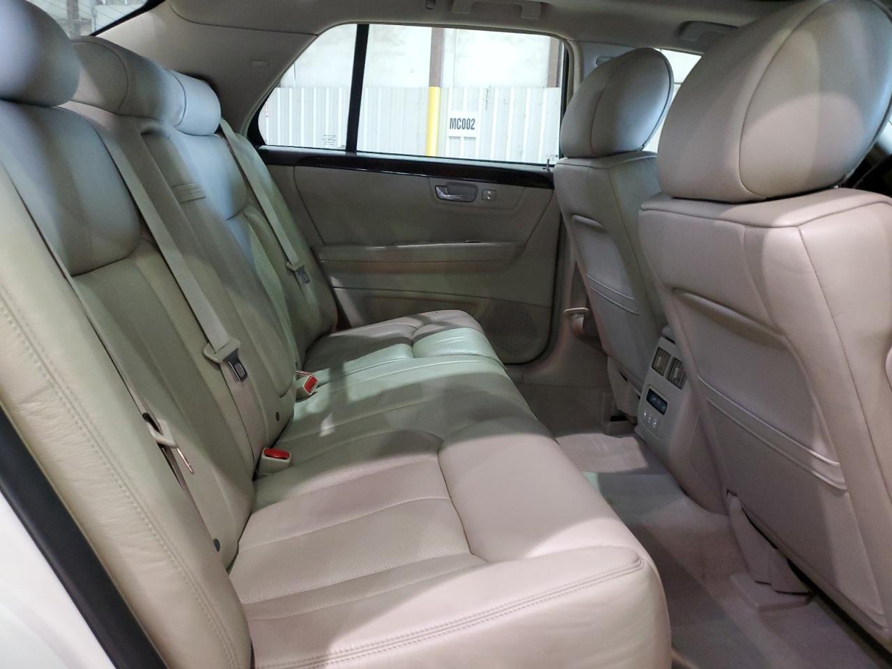 2011 Cadillac DTS - Image 10