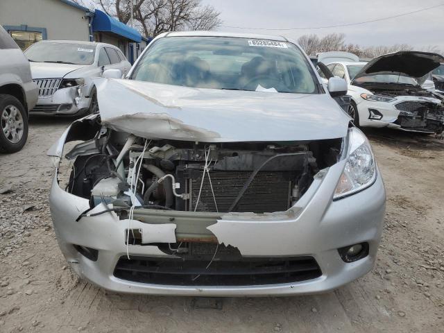 Sedans NISSAN VERSA 2013 Srebrny