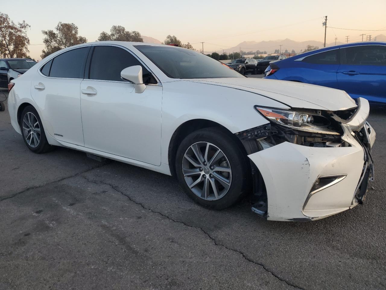 2017 Lexus ES - Image 4