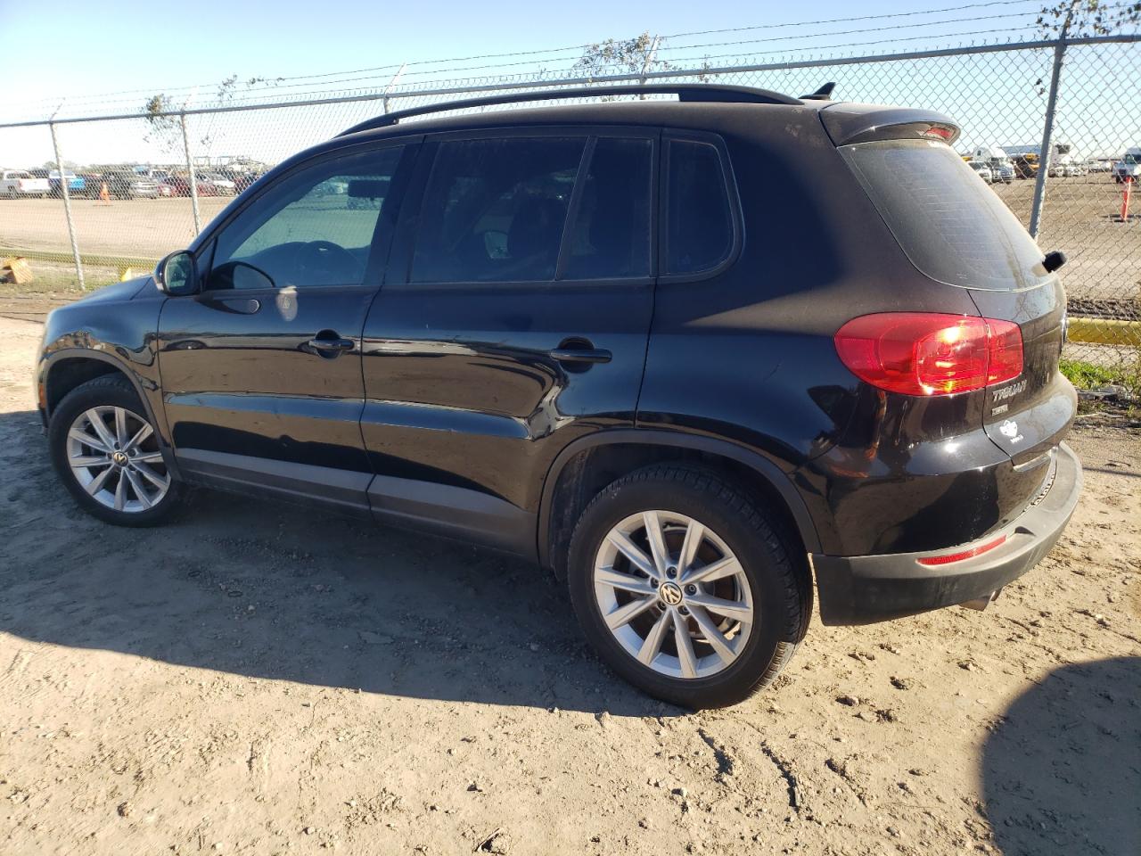 2017 Volkswagen Tiguan - Image 2