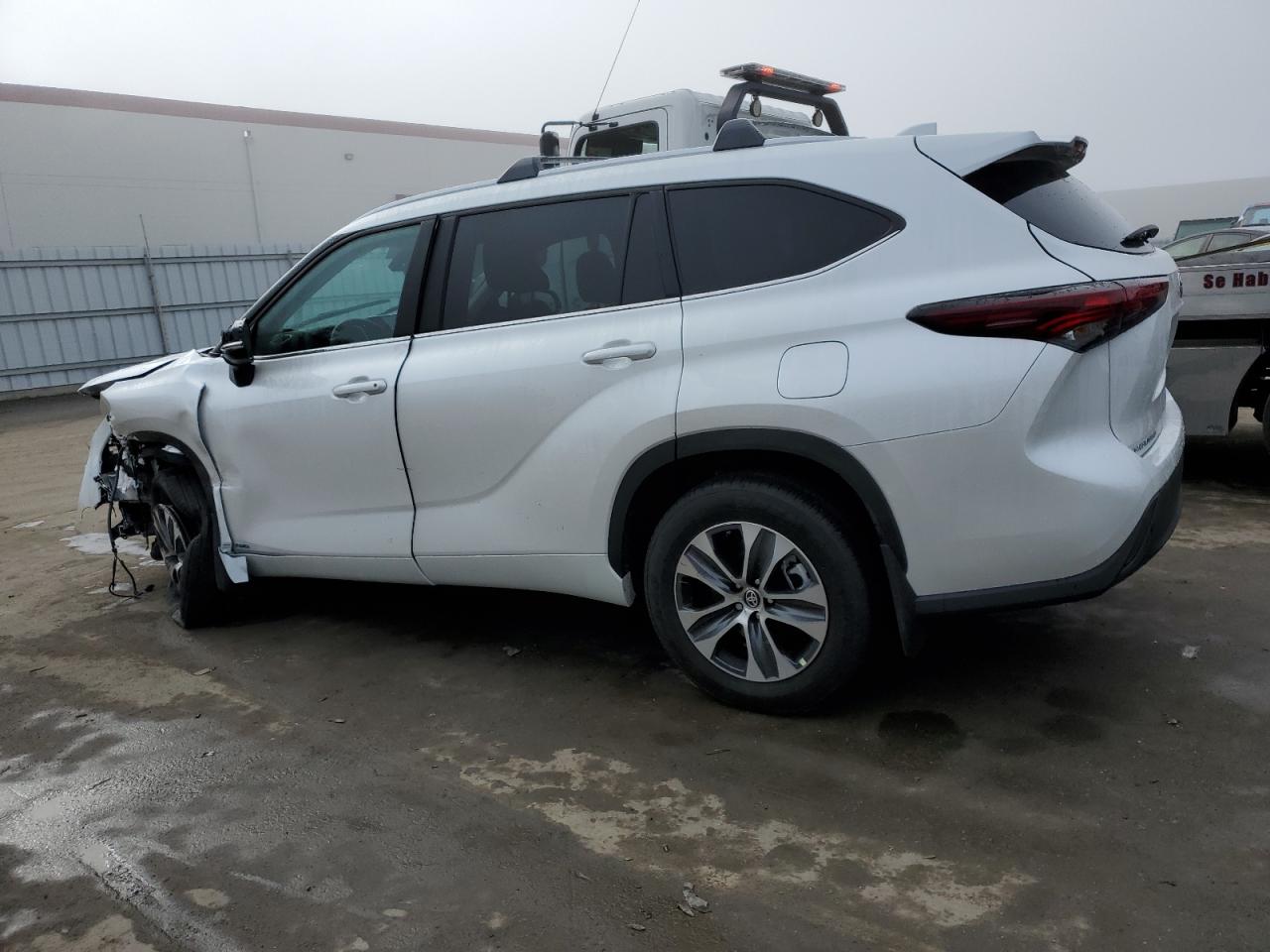 2024 Toyota Highlander - Image 2