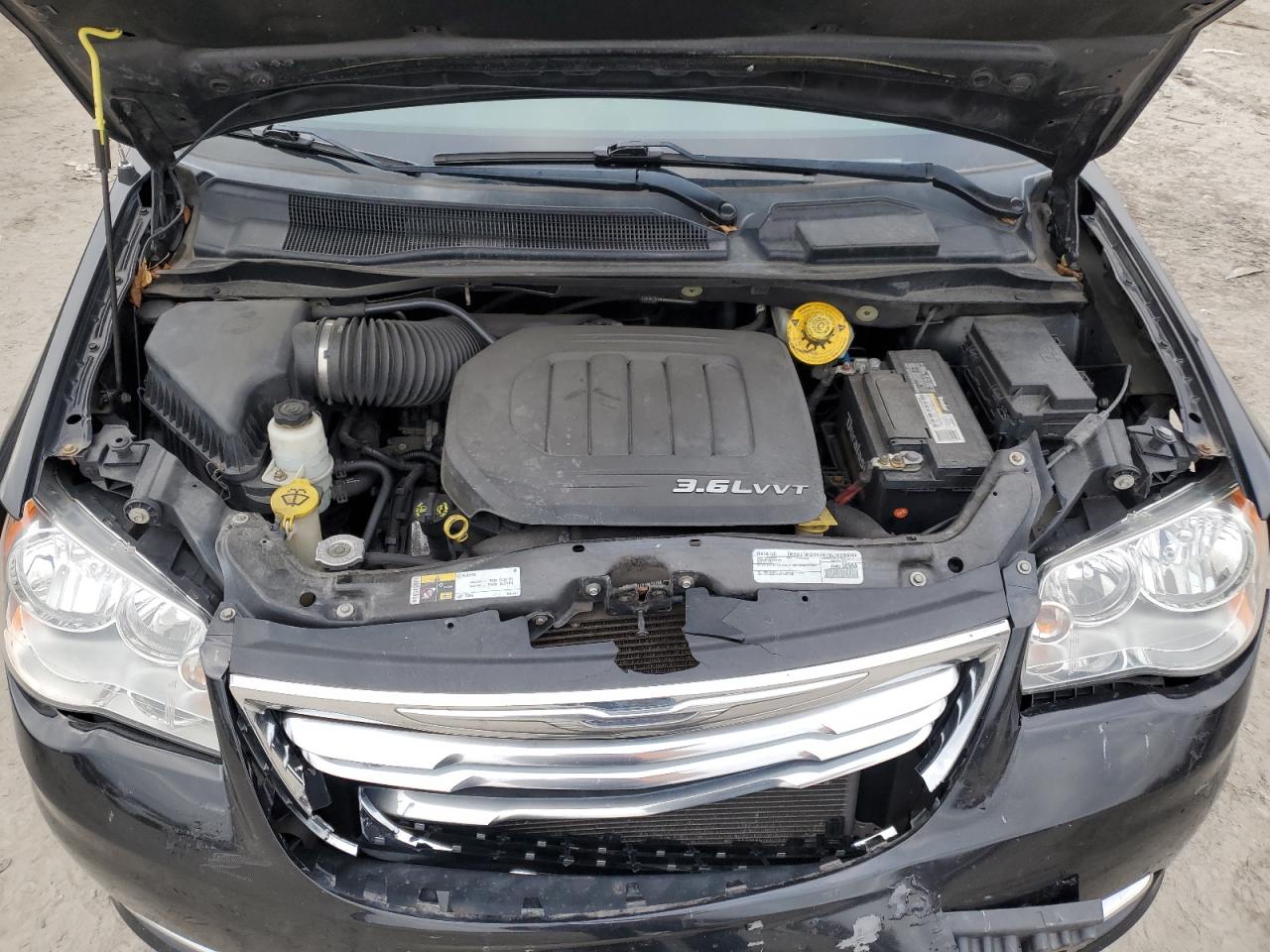 2016 Chrysler Town & Country - Image 12