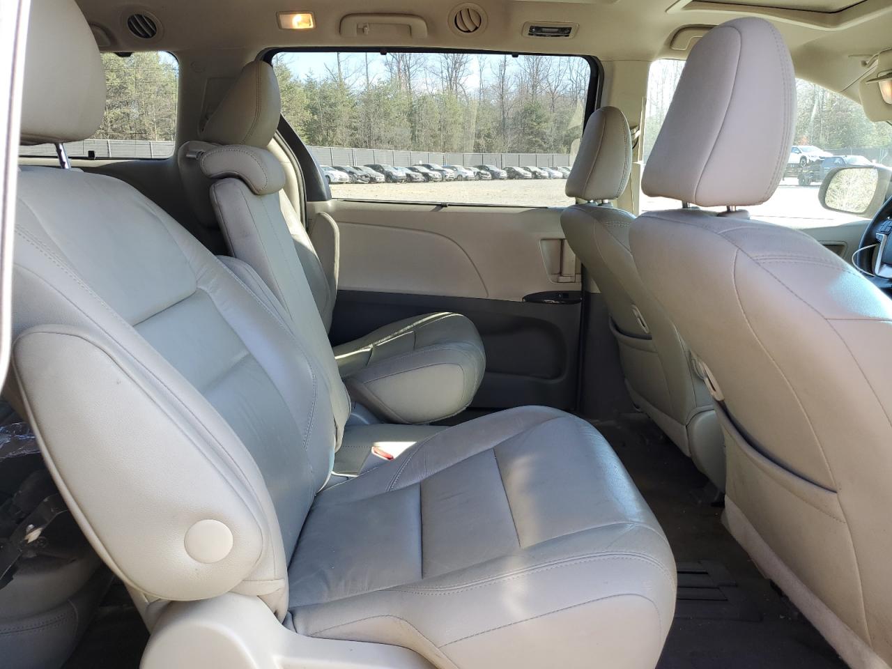 2017 Toyota Sienna - Image 11