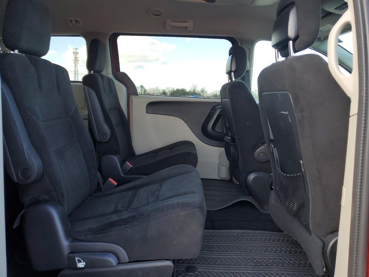 2016 Dodge Caravan - Image 11