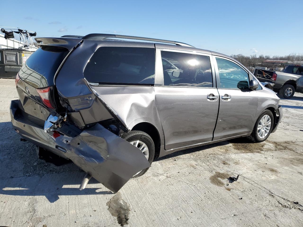 2017 Toyota Sienna - Image 3
