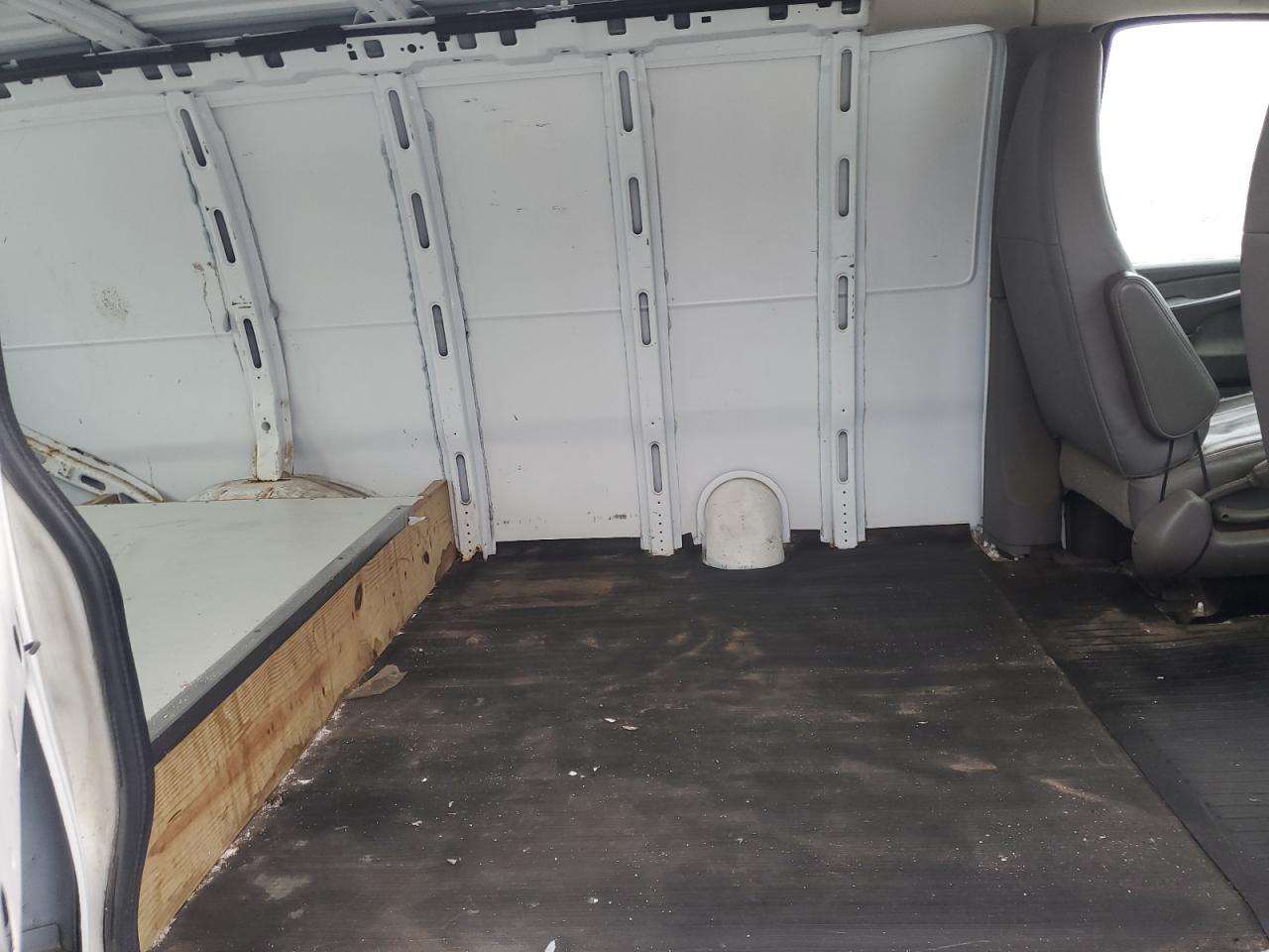 2011 Chevrolet Express - Image 11