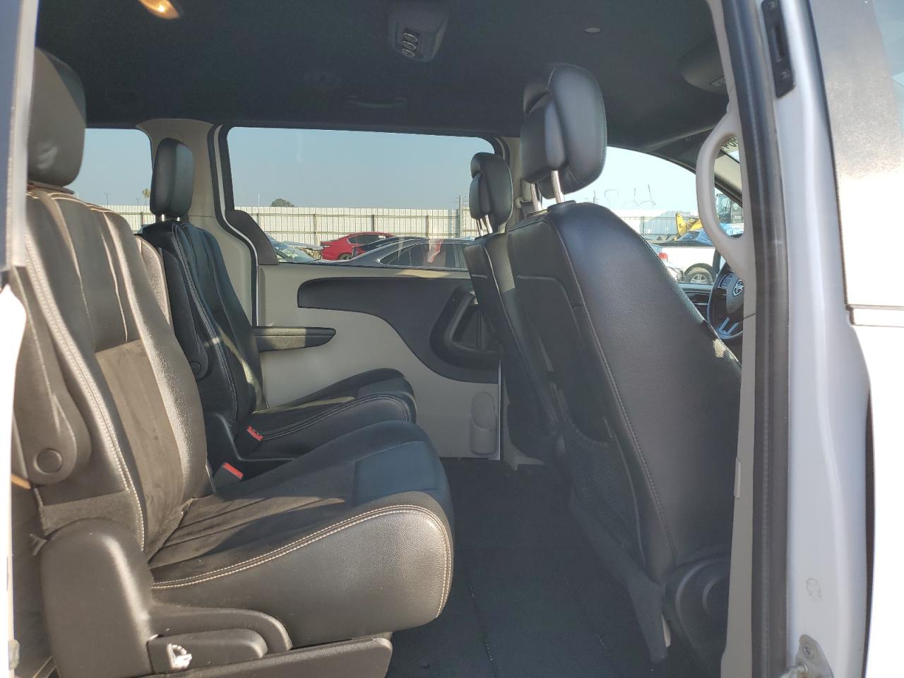 2019 Dodge Caravan - Image 11