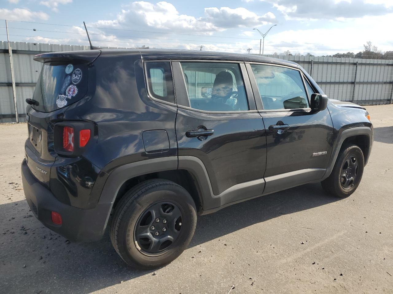 VIN ZACNJDA16NPN60685 2022 JEEP RENEGADE no.3