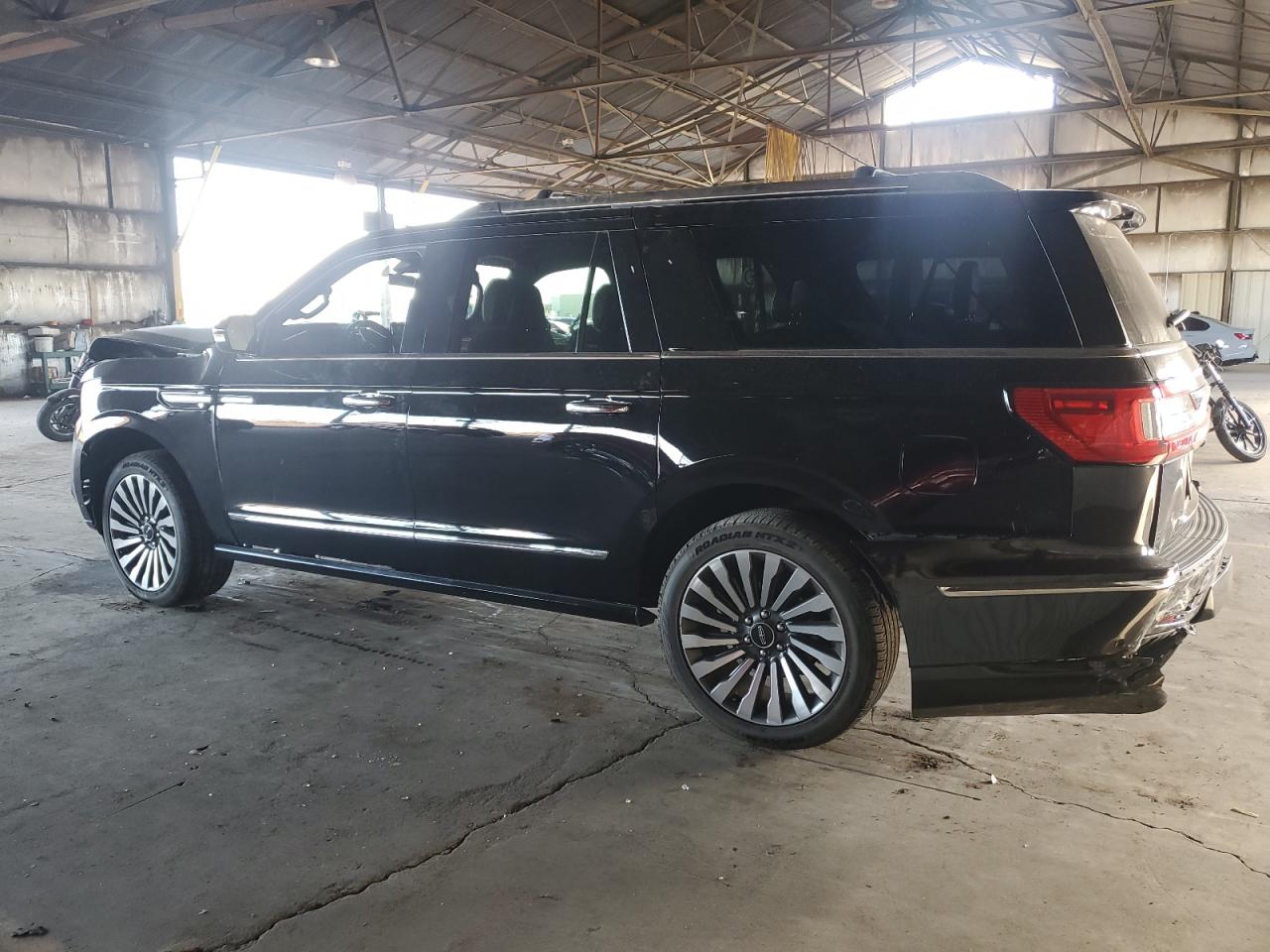 2019 Lincoln Navigator - Image 2