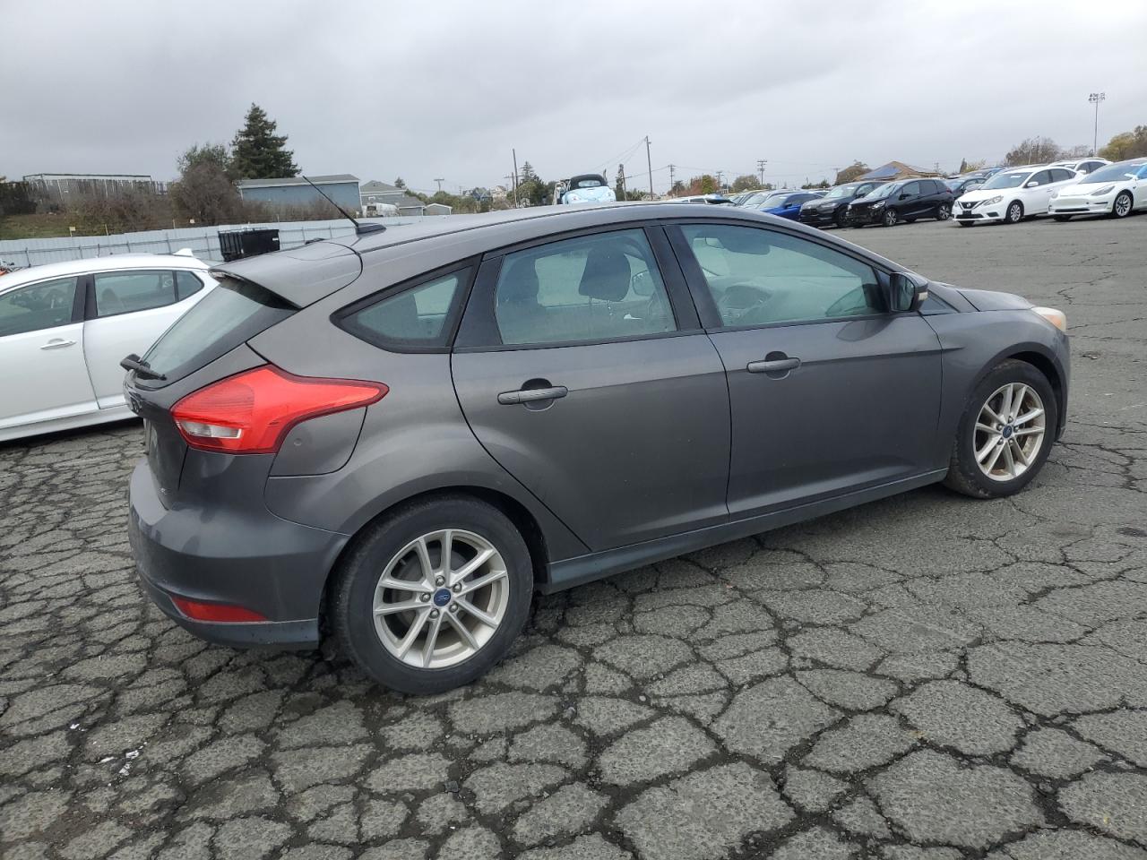 VIN 1FADP3K29FL307208 2015 FORD FOCUS no.3