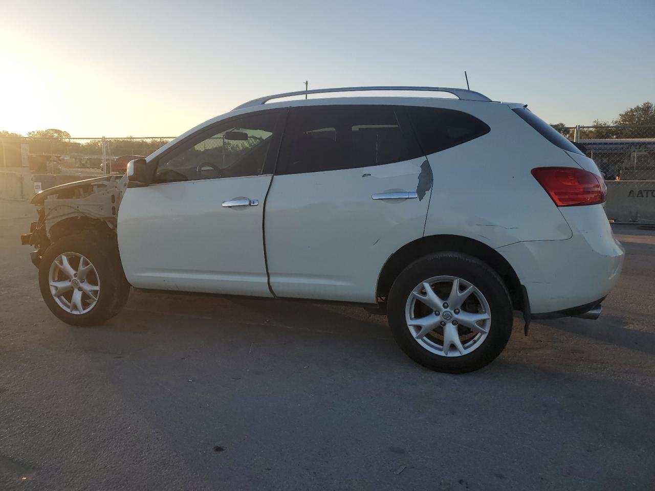 2010 Nissan Rogue - Image 2