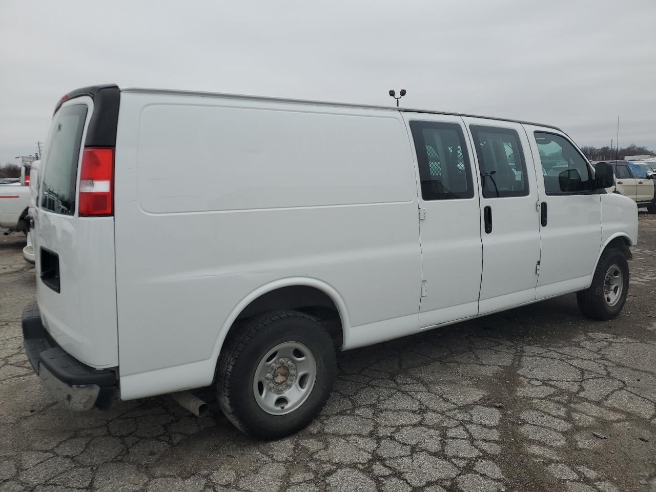 VIN 1GCZGHFB9K1322174 2019 CHEVROLET EXPRESS no.3