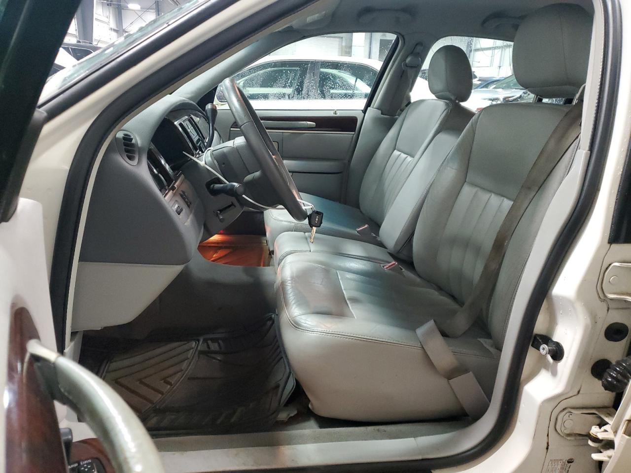 2007 Lincoln Town Car - Image 7