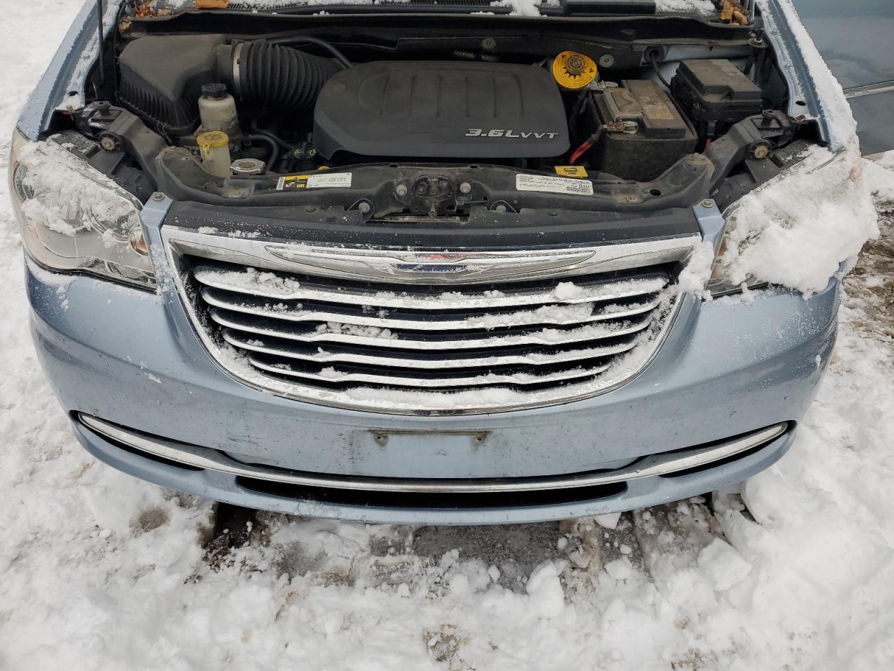 2016 Chrysler Town & Country - Image 12