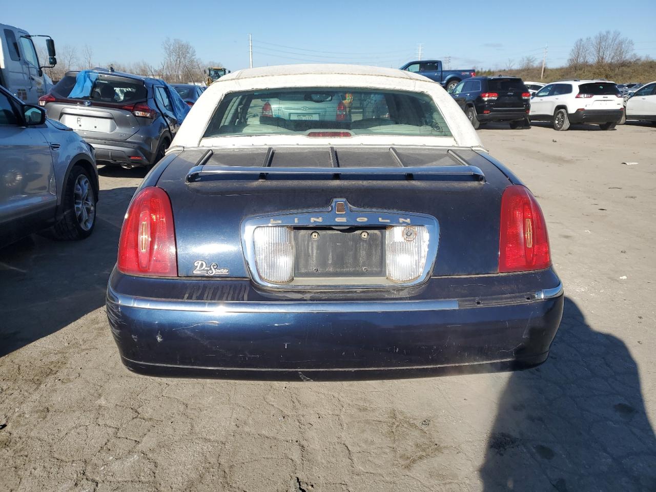 2001 Lincoln Town Car - Image 6
