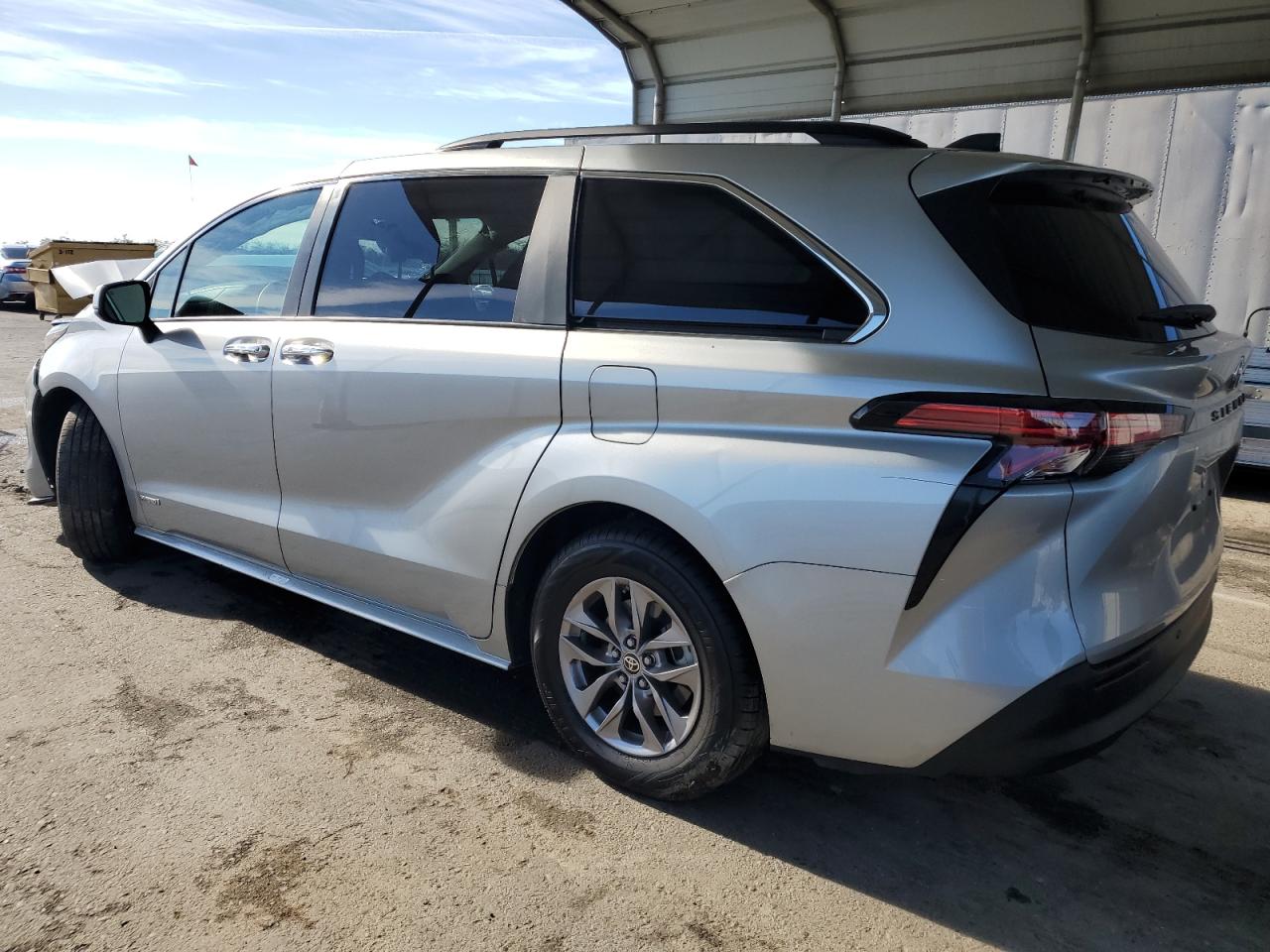 2021 Toyota Sienna - Image 2