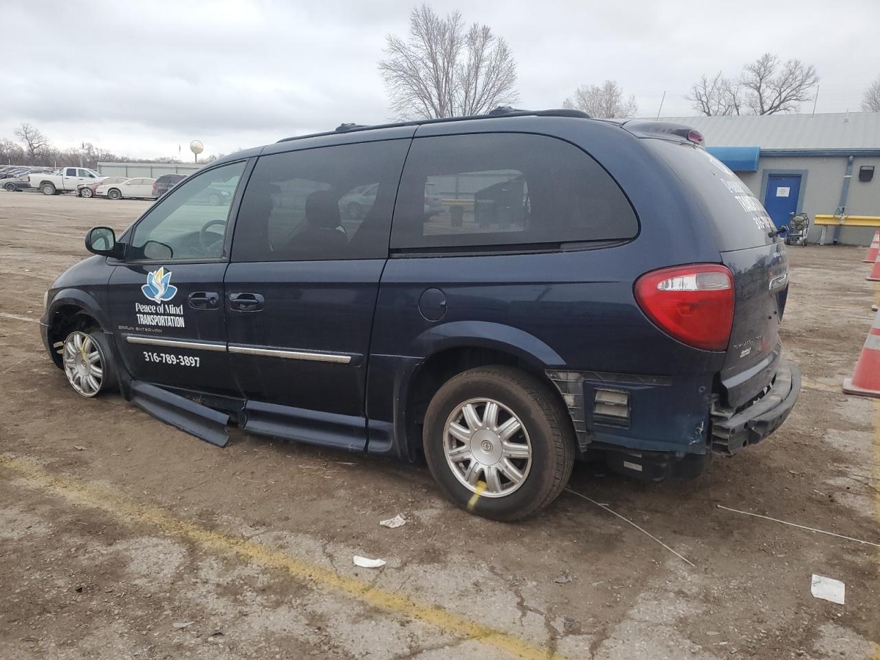 2006 Chrysler Town & Country - Image 2