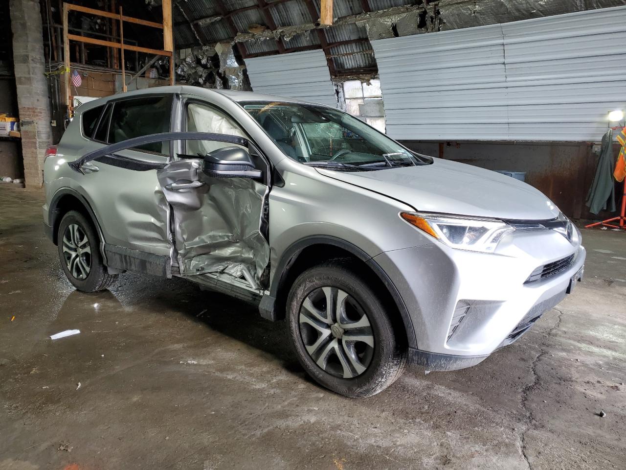 VIN JTMBFREV9JJ234794 2018 TOYOTA RAV4 no.4