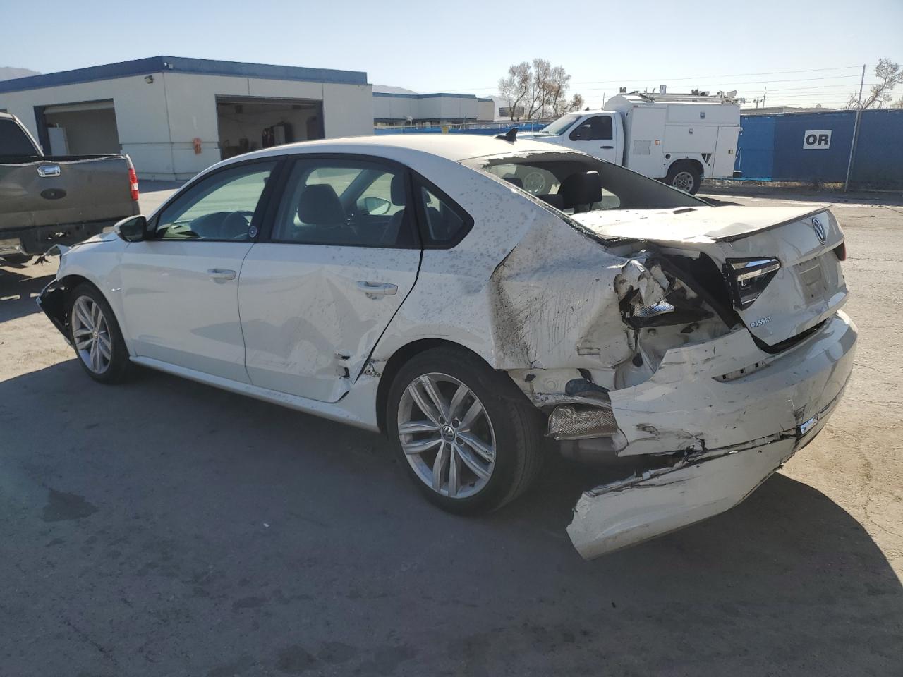2019 Volkswagen Passat - Image 2