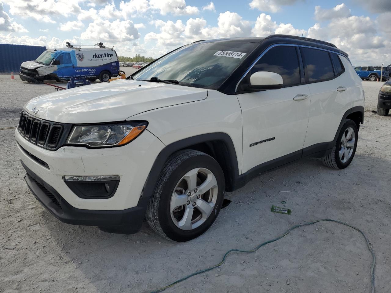 VIN 3C4NJCBB2JT228766 2018 JEEP COMPASS no.1