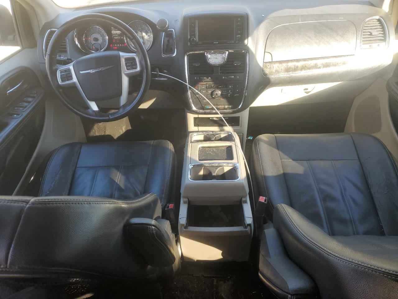 2016 Chrysler Town & Country - Image 8