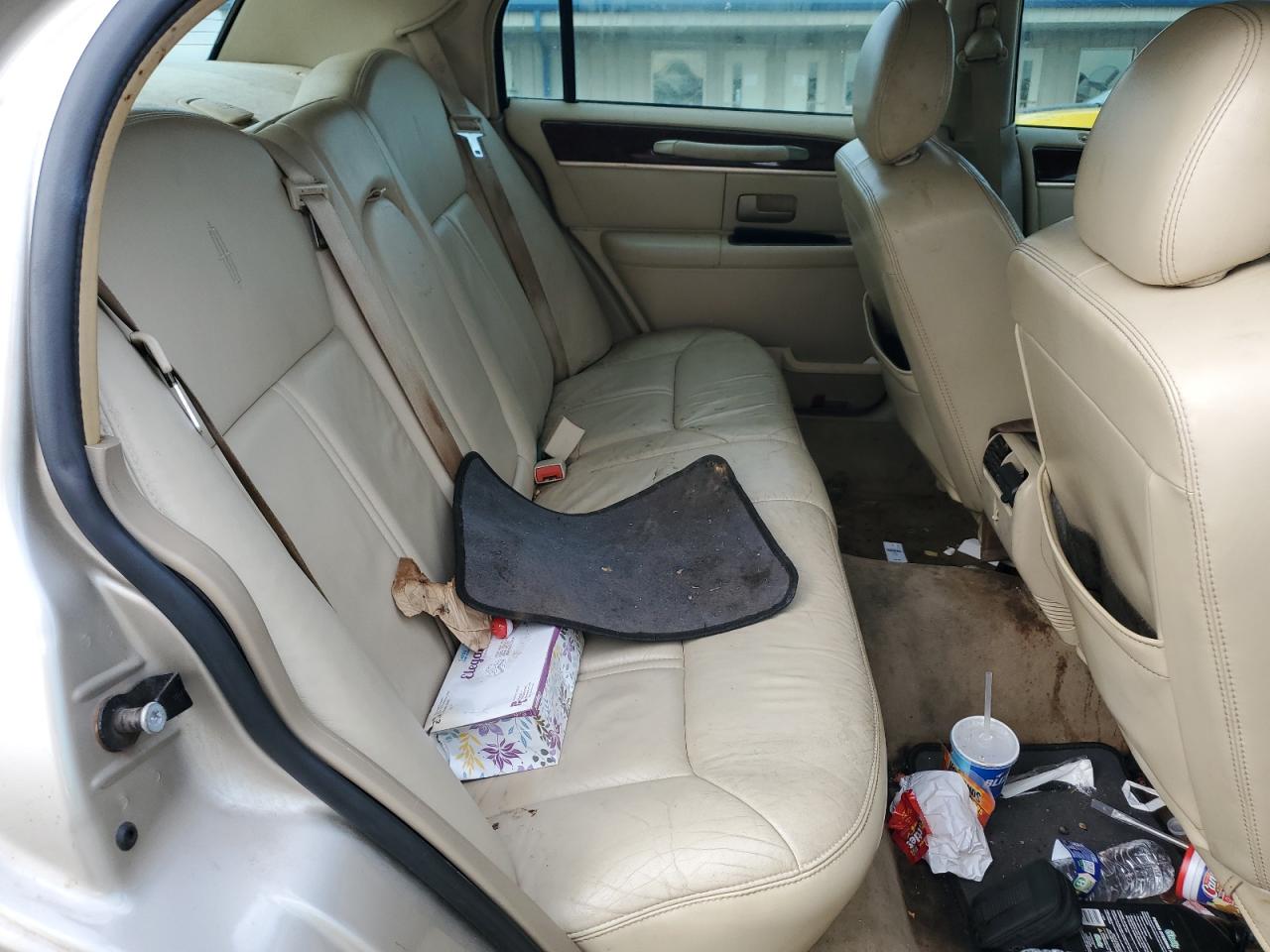 2007 Lincoln Town Car - Image 10