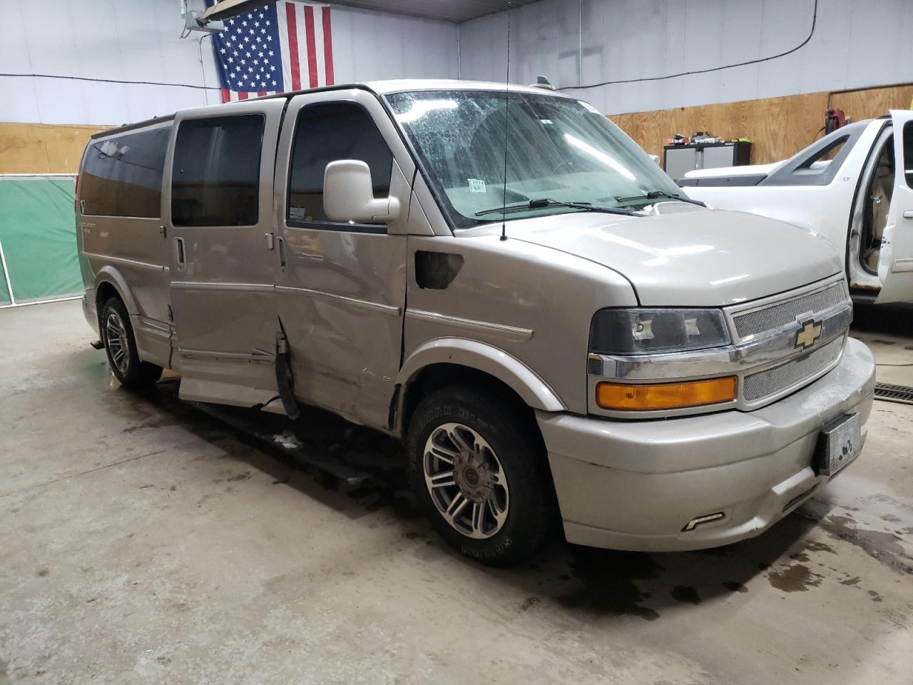 VIN 1GCWGBFG7K1178216 2019 CHEVROLET EXPRESS no.4