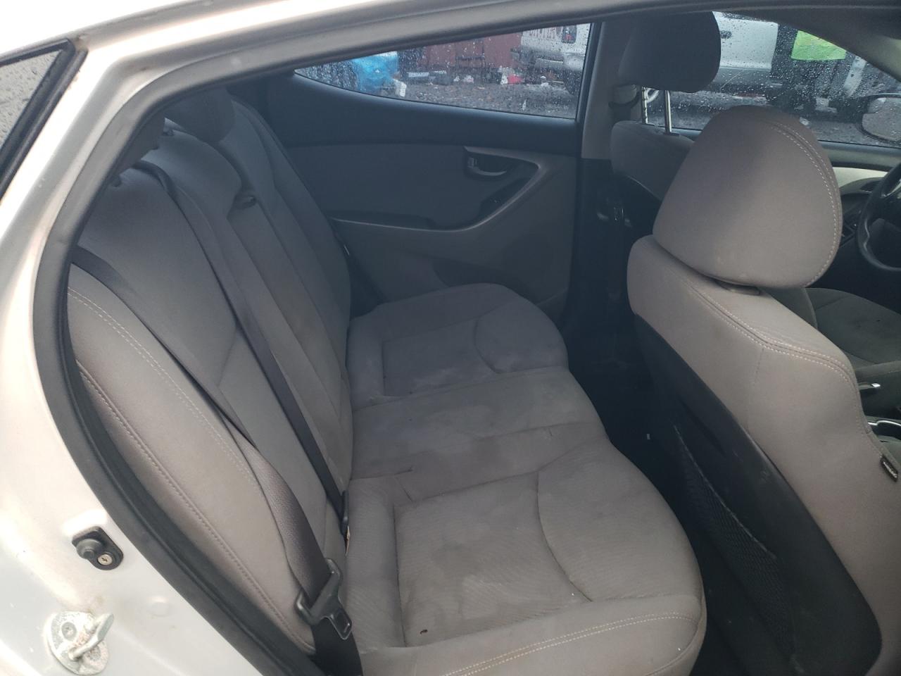 2015 Hyundai Elantra - Image 10