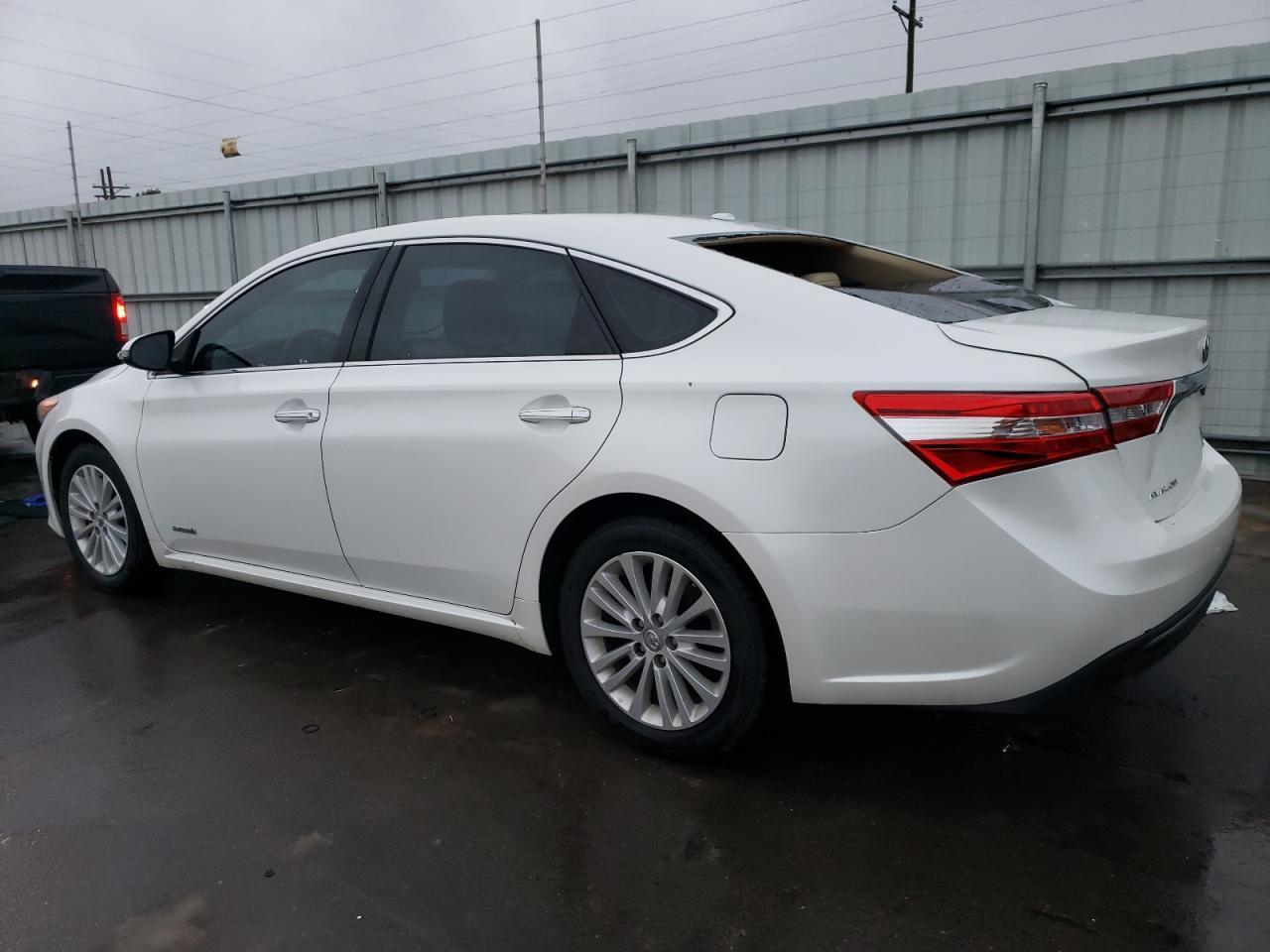 2015 Toyota Avalon - Image 2