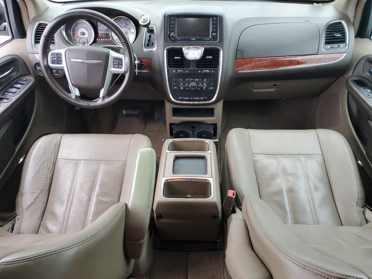 2014 Chrysler Town & Country - Image 8