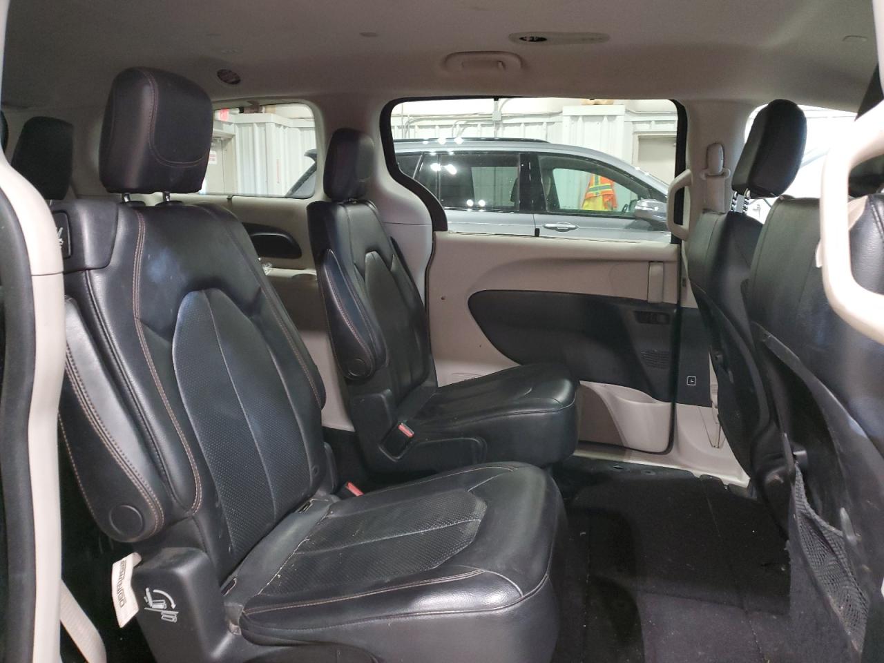 2019 Chrysler Pacifica - Image 11