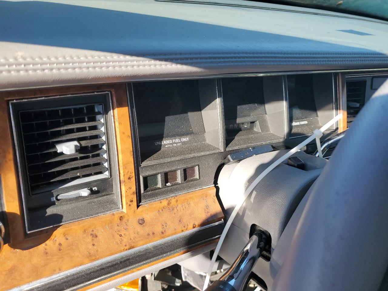 1994 Lincoln Town Car - Image 9