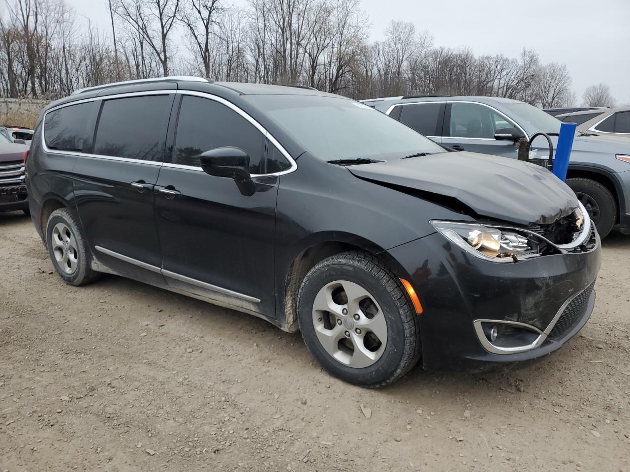 2017 Chrysler Pacifica - Image 4