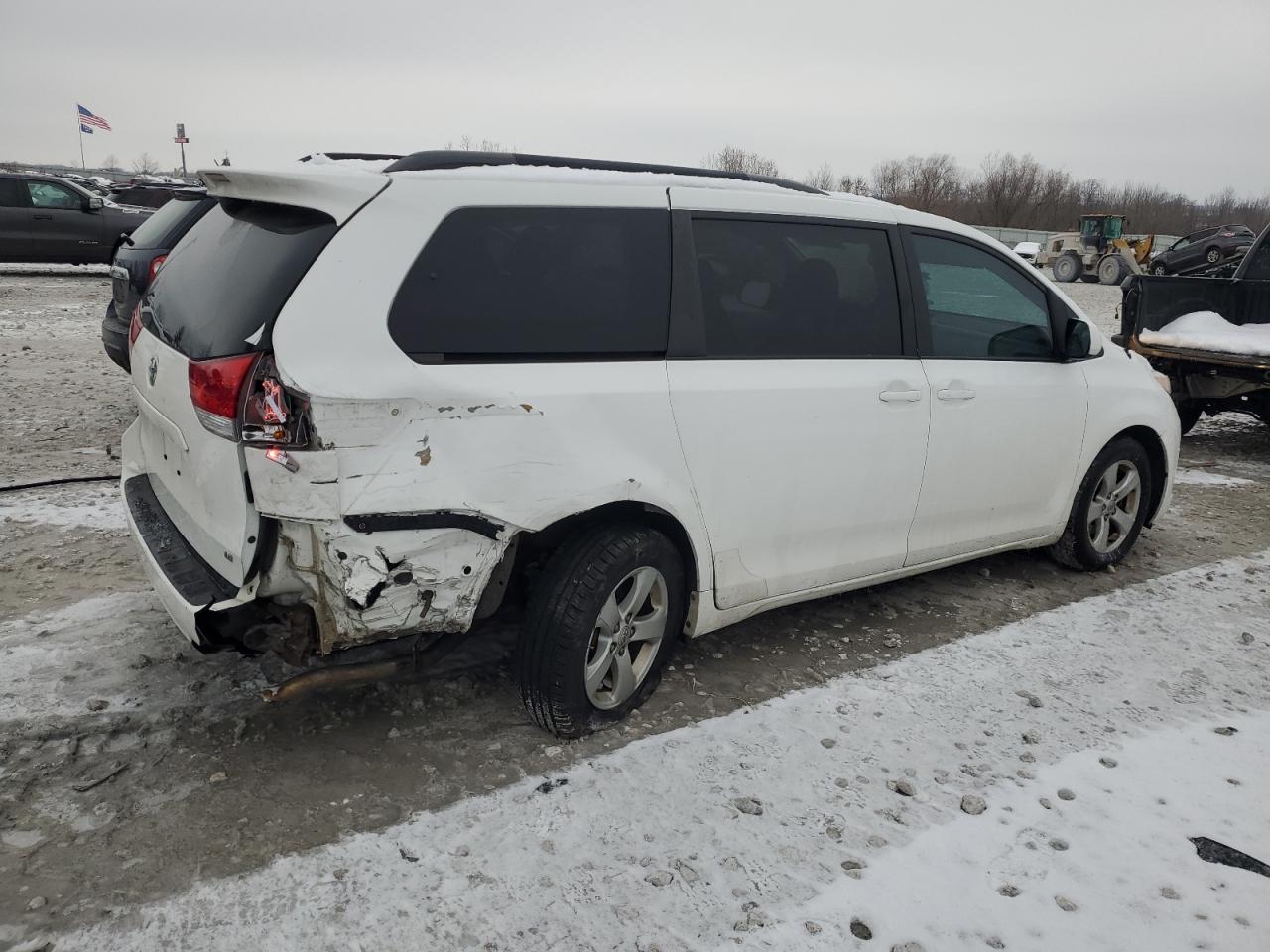 2011 Toyota Sienna - Image 3