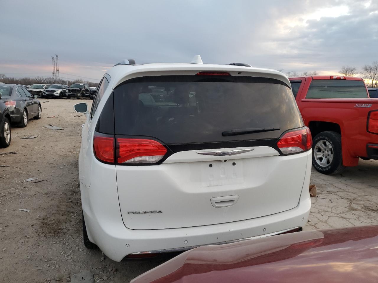 2017 Chrysler Pacifica - Image 6