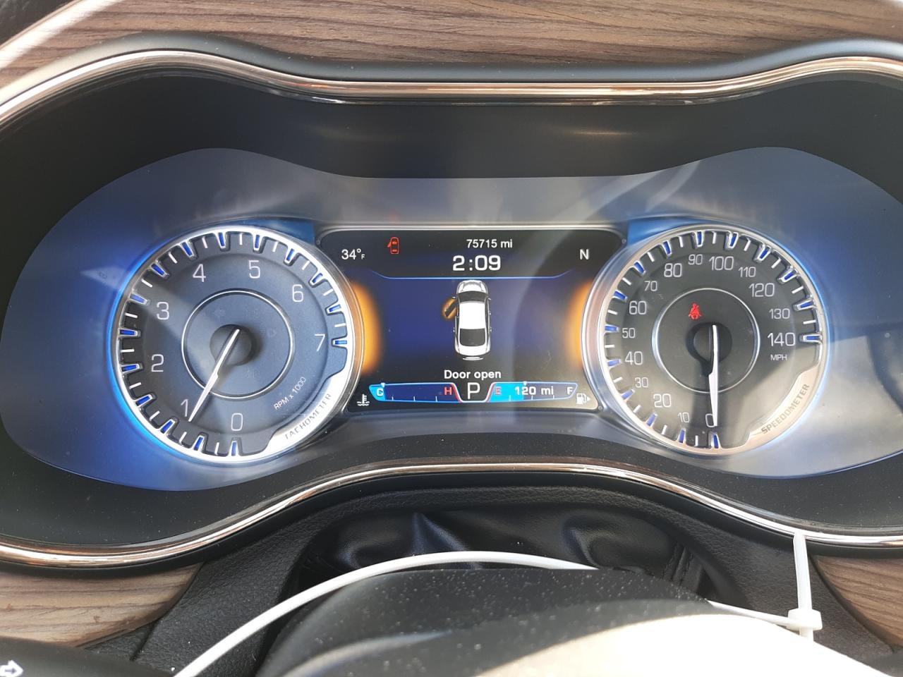 2016 Chrysler 200 - Image 9