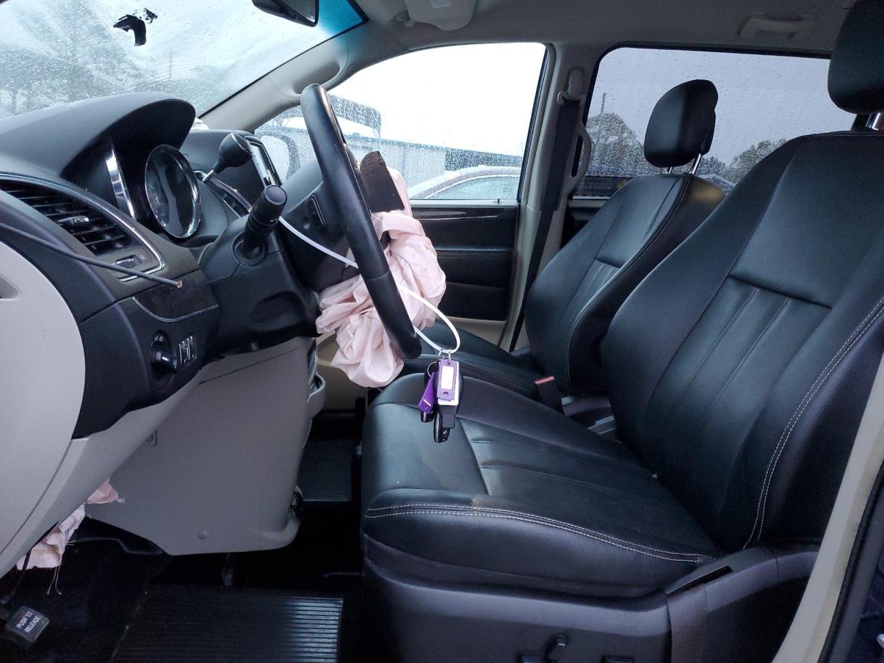 2016 Chrysler Town & Country - Image 7