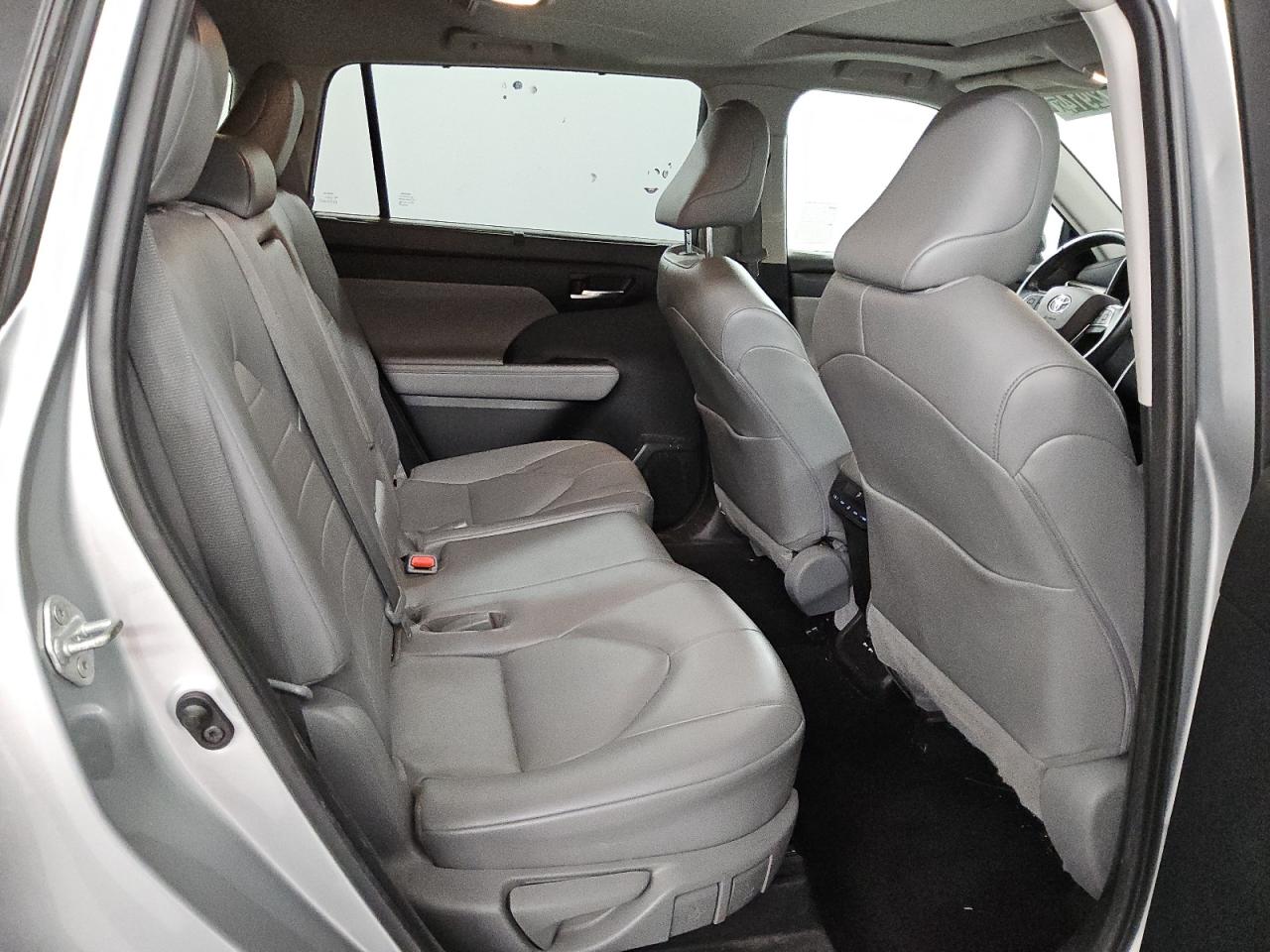 2021 Toyota Highlander - Image 11