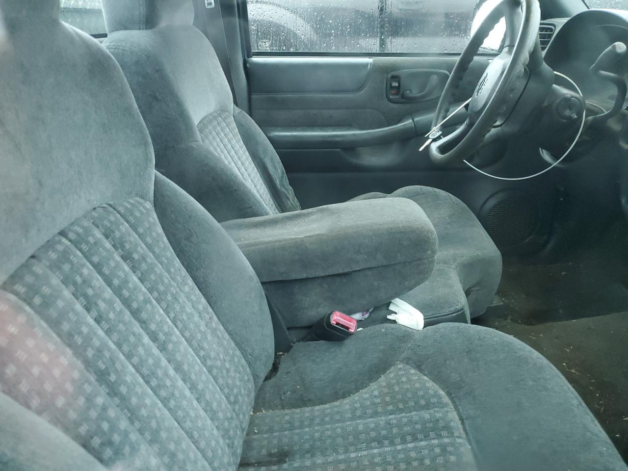 2000 Chevrolet S-10 Pickup - Image 10