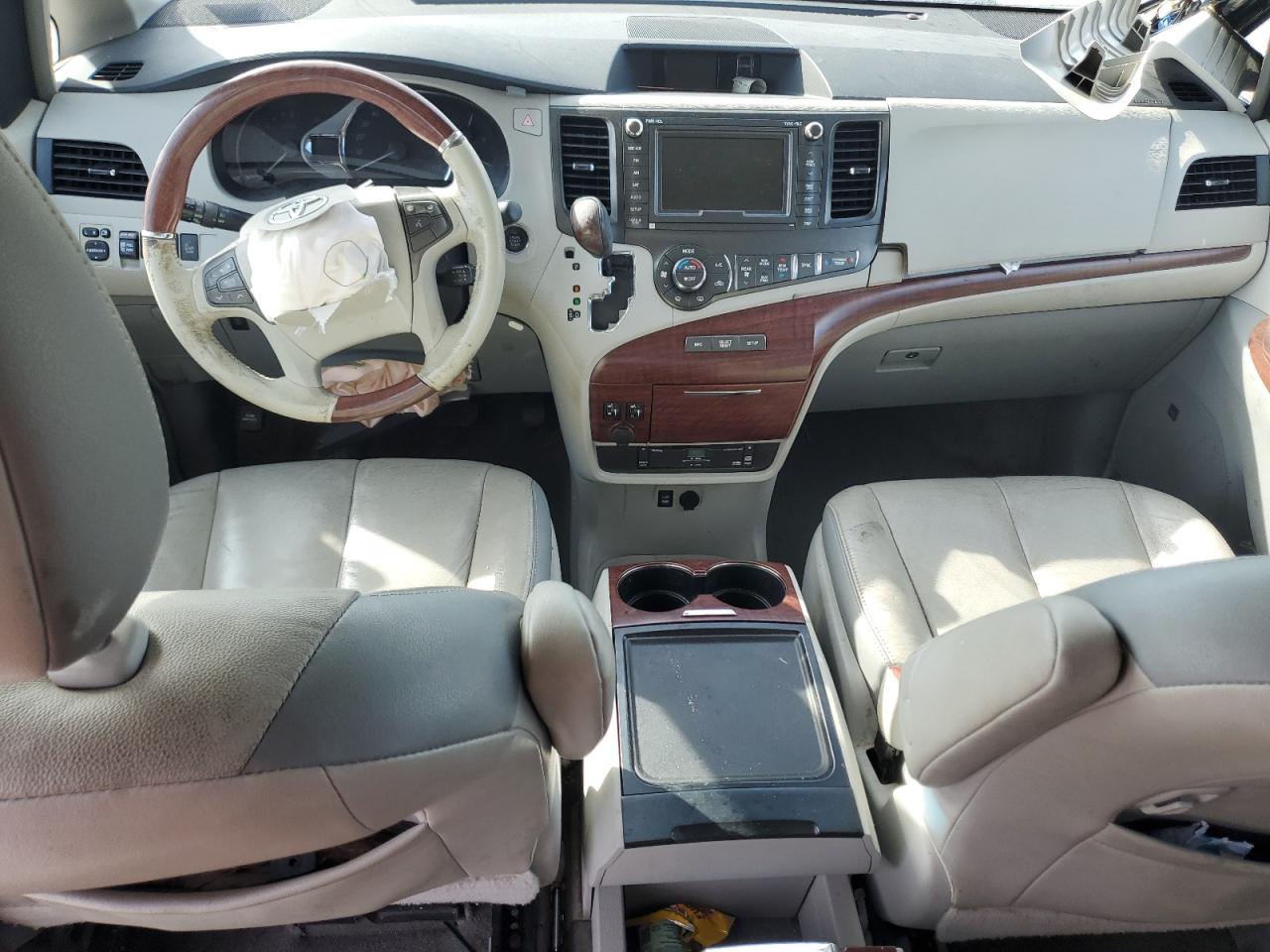 2014 Toyota Sienna - Image 8