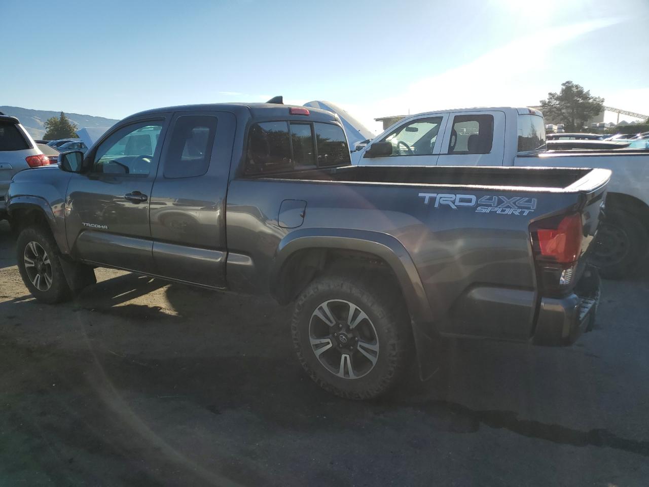 VIN 5TFSZ5AN2JX152571 2018 TOYOTA TACOMA no.2