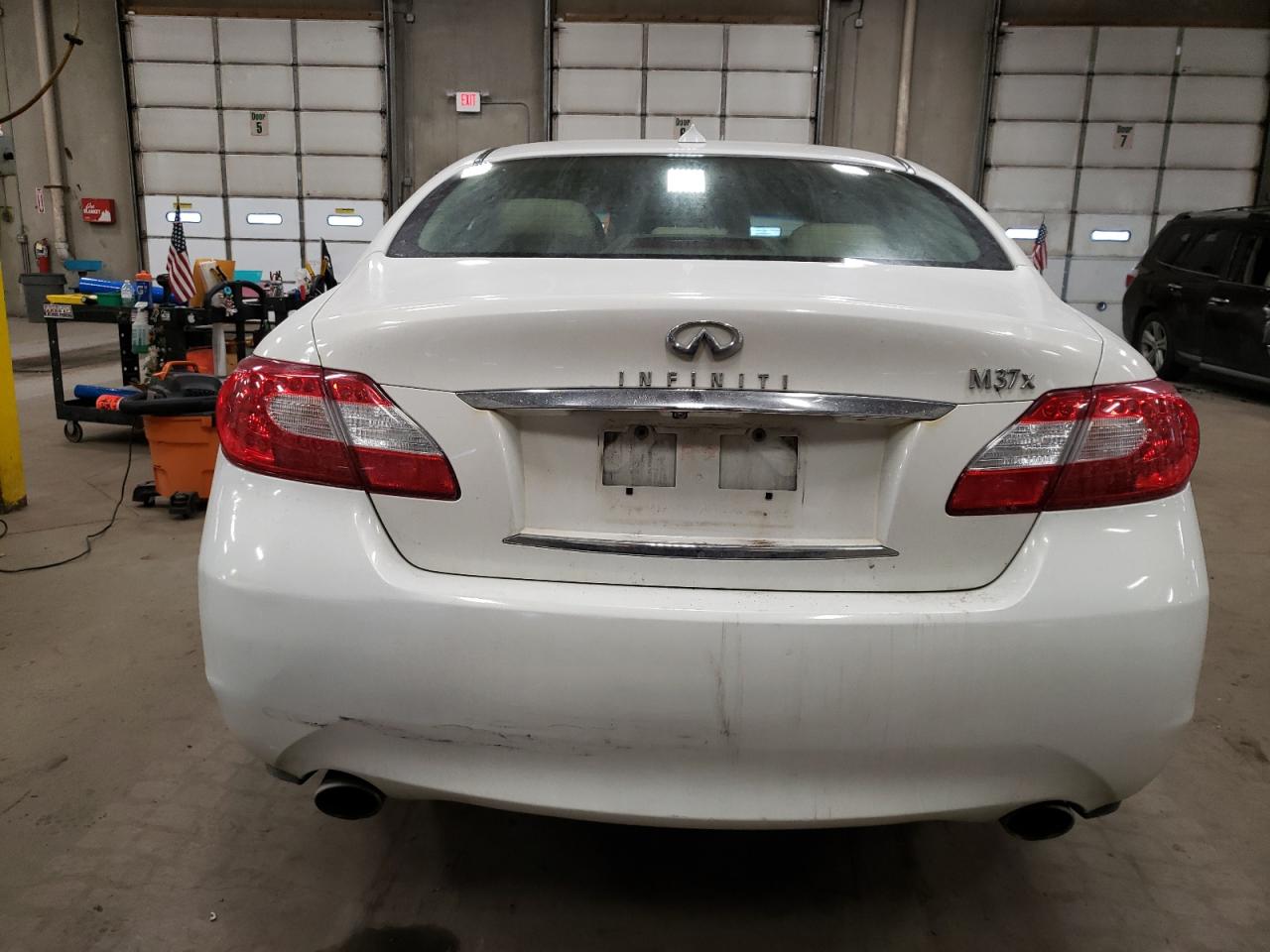2011 Infiniti M - Image 6