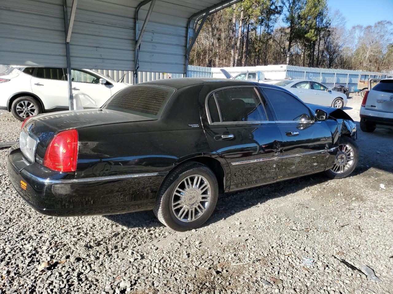 2006 Lincoln Town Car - Image 3