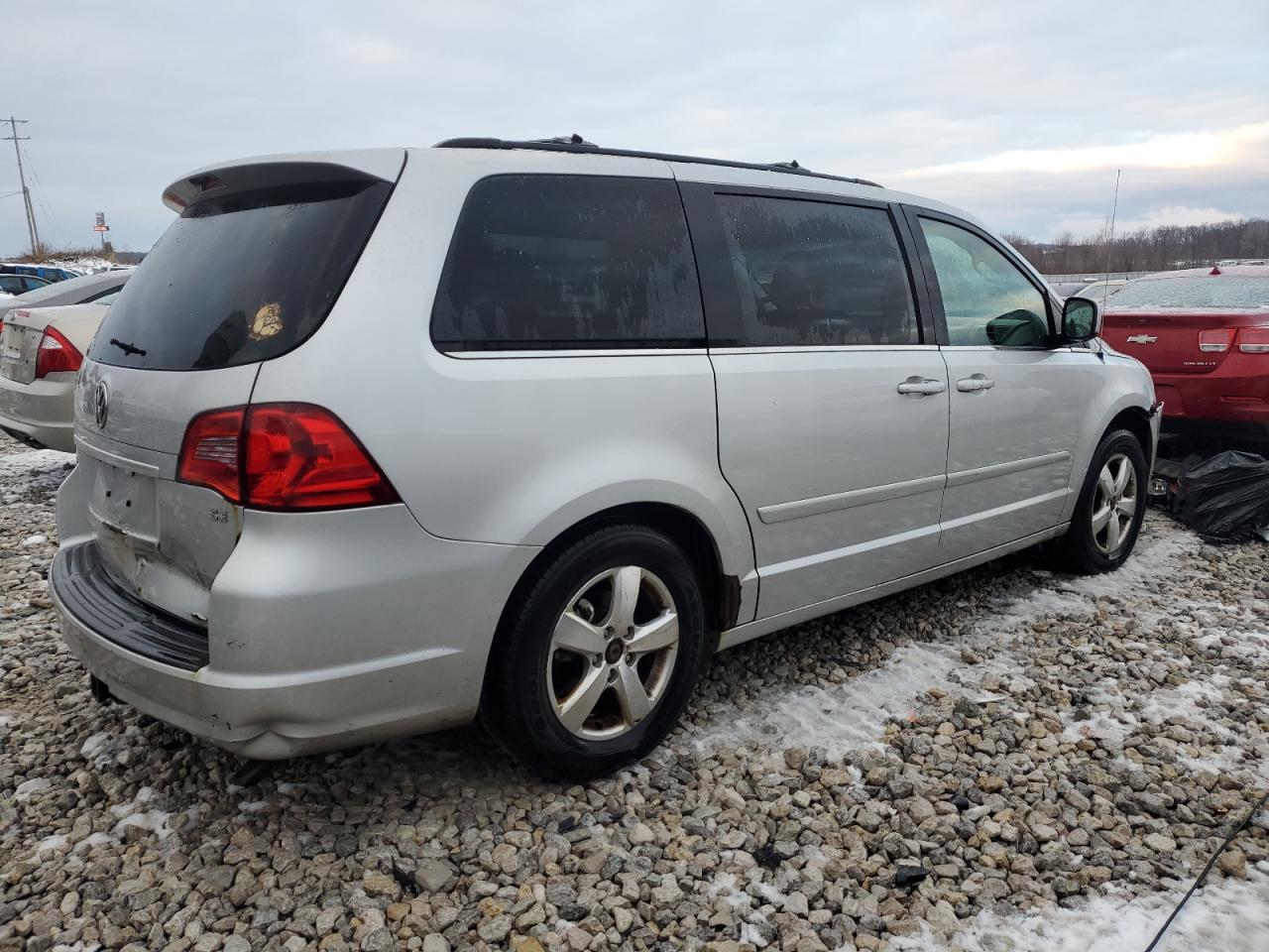 2009 Volkswagen Routan - Image 3
