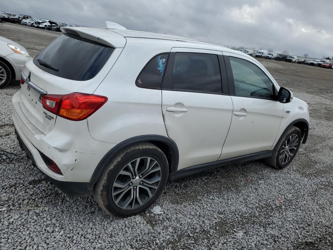 2019 Mitsubishi Outlander - Image 3