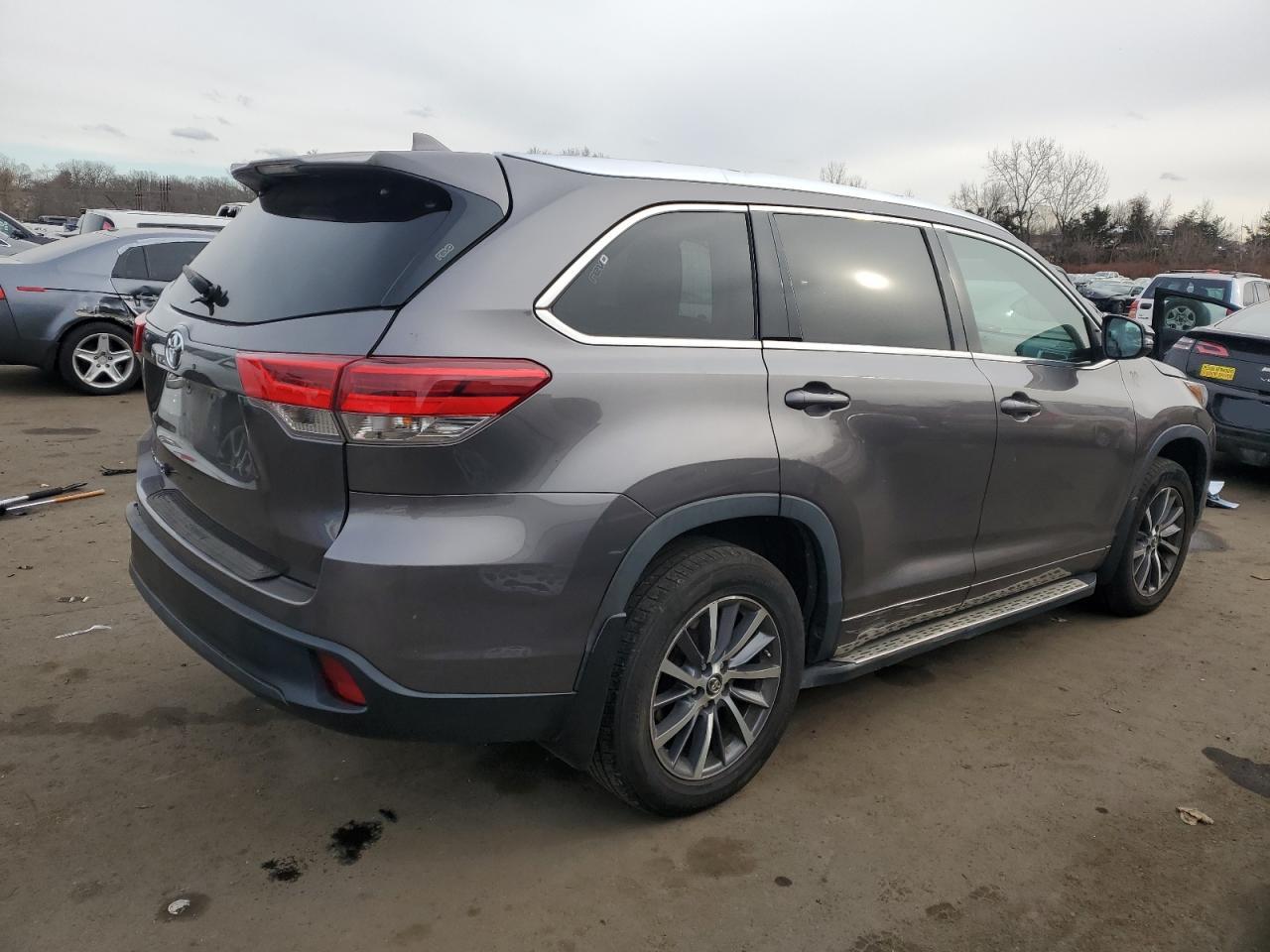 2017 Toyota Highlander - Image 3