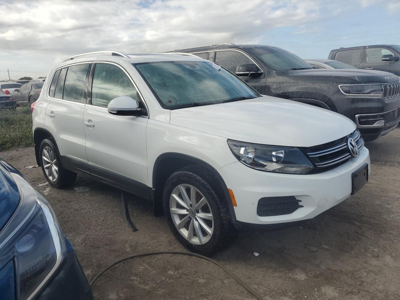 2017 Volkswagen Tiguan - Image 4